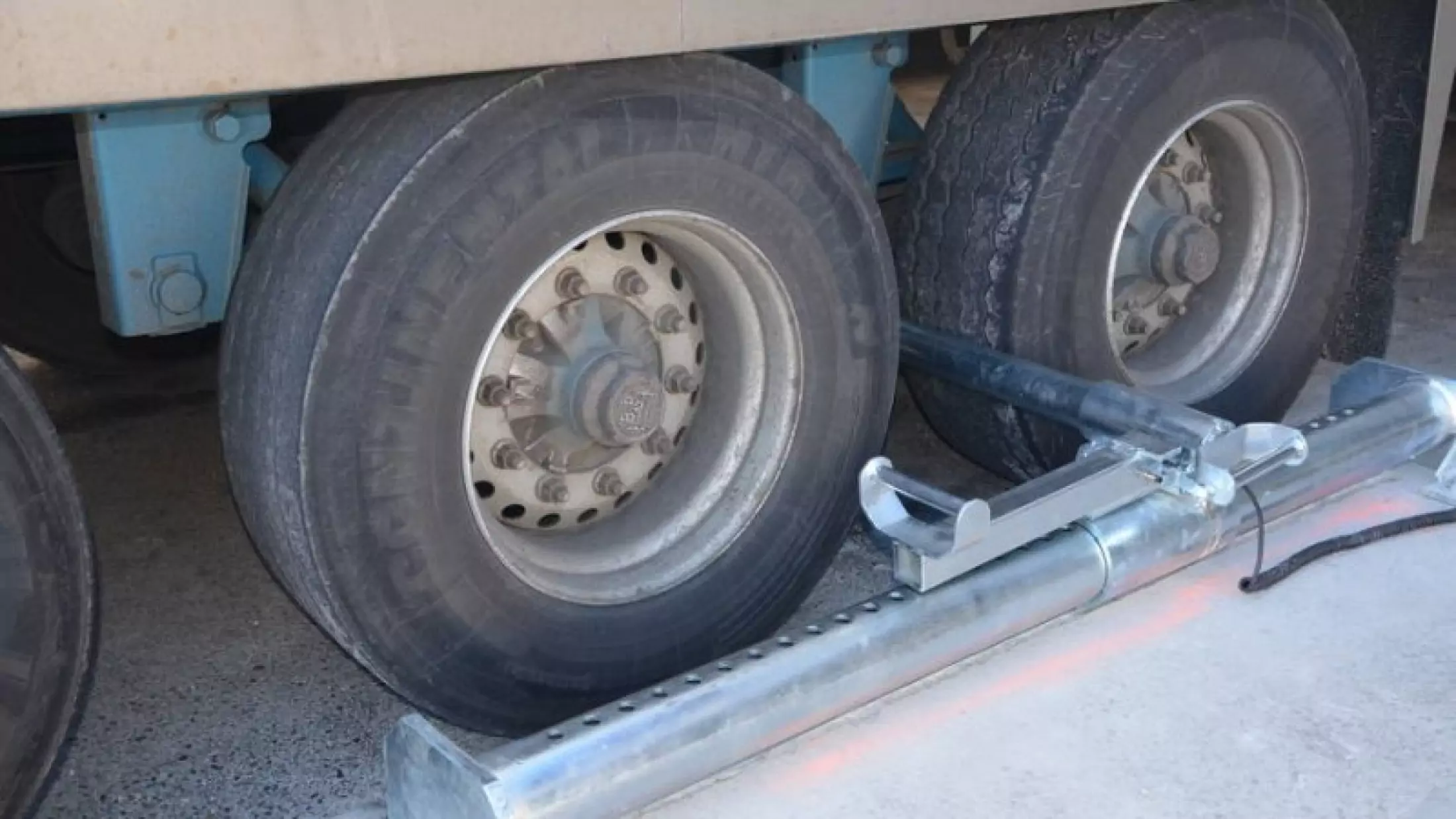 Réparation de niveleurs de quai, butoirs de quai et cales de roue