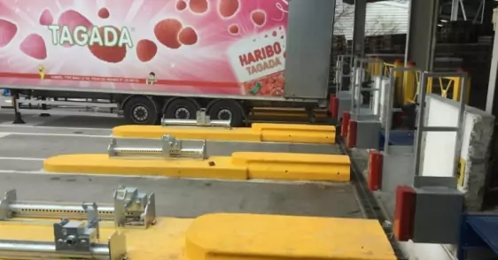 remplacement_de_niveleurs_de_quais_haribo_marseille_3