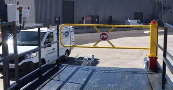 Pose_dun_niveleur_de_quai_dune_rampe_de_barrieres_de_quai_et_dun_systeme_de_blocage_de_roue