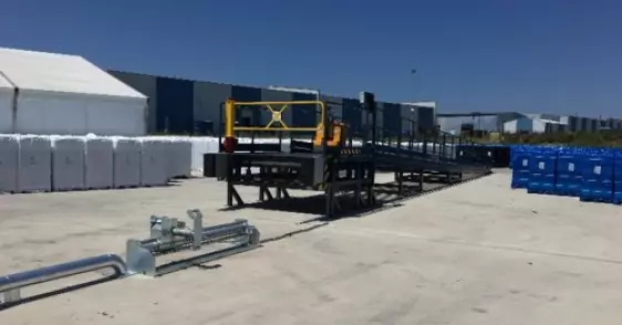 Pose_dun_niveleur_de_quai_dune_rampe_de_barrieres_de_quai_et_dun_systeme_de_blocage_de_roue_2