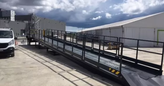 Pose_dun_niveleur_de_quai_dune_rampe_de_barrieres_de_quai_et_dun_systeme_de_blocage_de_roue_3