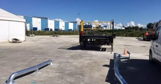 Pose_dun_niveleur_de_quai_dune_rampe_de_barrieres_de_quai_et_dun_systeme_de_blocage_de_roue_4