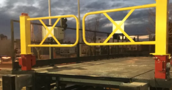 Pose_dun_niveleur_de_quai_dune_rampe_de_chargement_et_dune_barriere_de_quai