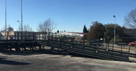 Pose_dun_niveleur_de_quai_dune_rampe_de_chargement_et_dune_barriere_de_quai_2