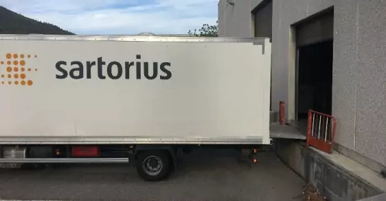 Remplacement_dune_plaque_de_quai_par_un_niveleur_sartorios_aubagne