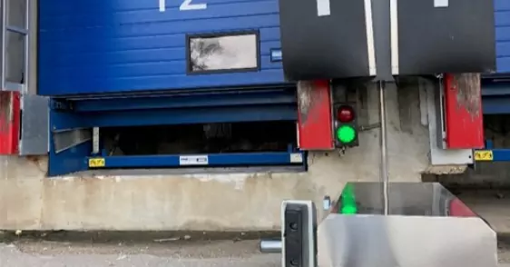 Remplacement_de_niveleurs_portes_de_quais_motorisees_et_barrieres_de_quai_sartorius