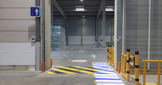 panneau-signalisation-entrepot-marquage-au-sol-lumineux-id-logistics1